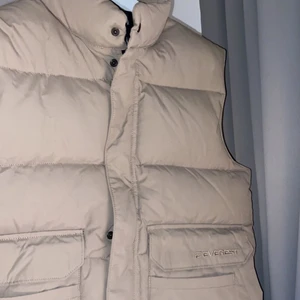 Everest väst - Säljer denna väst från Everest som är sparsamt använd och därav inte alls sliten. Storleken är xxs men passar mig som är S jätte bra eftersom att det egentligen är en herrmodell💕 buda i kommentarerna då fler är interesserade!