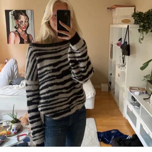 Så fin zebra tröja - Så fin tröja som passar till så mycket som kan göra din outfit coolare! Den är i väldigt bra skick och sällan använd ❤️❤️❤️❤️