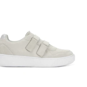 Johnny bulls sneakers - säljer mina johnny bulls sneakers i grå mocka med kavborreband , köpta för ca 5 månader men använda sparsamt bara några få gånger , bara o kontakta mig om ni vill har fler frågor  eller fler bilder💓😄 kan även tänka mig o gå ner i pris vid snabbaffär . Är en storlek 41 men passar mig som har 39/40