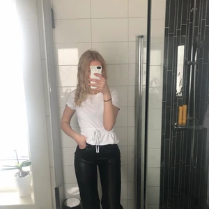 T-shirt med knytning i midjan - Storlek small från Zara. Knappt använd. Pris:70kr + frakt ✨