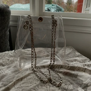 Genomskinlig väska! - Skitsnygg genomskinlig väska med kedjor som band. Kan ha som axelväska och handväska. Superball och fräsch!