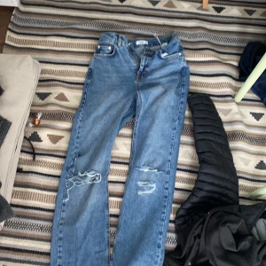 Snygga pull and bear jeans - Nypris 700 kroner och är aldig använda säljer då jag råkade köpa i fel storlek❤️