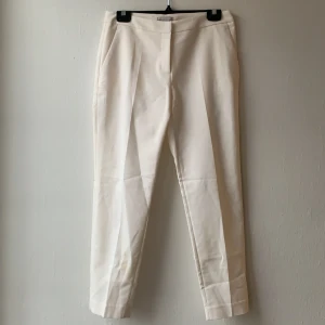 H&m kostymbyxor - Säljer dessa byxor för 20kr pågrund av fläck på ena benet. Ordinarepris 199kr. Storlek 36