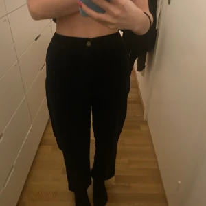 Manchesterbyxor - Vida manchesterbyxor från brandy melville, fint skick med resår i midjan så dom sitter snyggt.