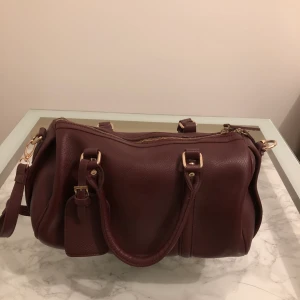 Väska Urban outfitters - Väska i nyskick från Urban outfitters. Upphämtning på Lidingö. Ej äkta läder.