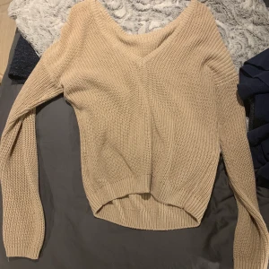 Nakd  - Beige stickad tröja fr nakd, storlek xxs men stor i storleken, jag är vanligtvis S och den sitter bra på mig. 60kr+frakt 