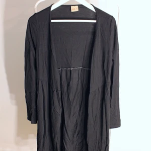 Tunn kofta från me&i - Fin kofta från me&i i fint skick!                         Storlek: S Direkt pris: 20kr, Skriv buden till mig privat eller kommentera på bilden! Buda med minst 5kr varje gång ✨(Alla bud är välkomna) Köpare står för frakten (Du bestämmer vilket paket så länge det uppfyller vikt och storleks kraven)