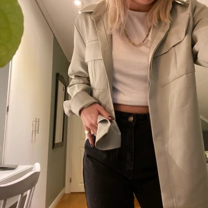 Skjorta från nakd  - Supersnygg, mintgrön skjorta från Nakd!🤩 Storlek 38 men oversized 💓 väldigt bra skick 😘