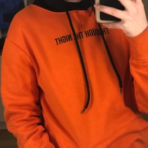 Orange hoodie med svart huva - Använd men bra skick, bra passform.