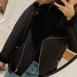 H&M skinn och pälsjacka - Svart skinnjacka med pälsfodring. Stl 40