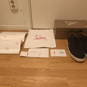 Louboutin Junior Spikes - Nästan helt oanvända Louboutins för ett väldigt bra pris! Skorna är överproducerade/felgjorda. Det är när skorna är tillverkade i samma fabrik men dem gjort fler exemplar av skorna en vad som skulle göras! 
