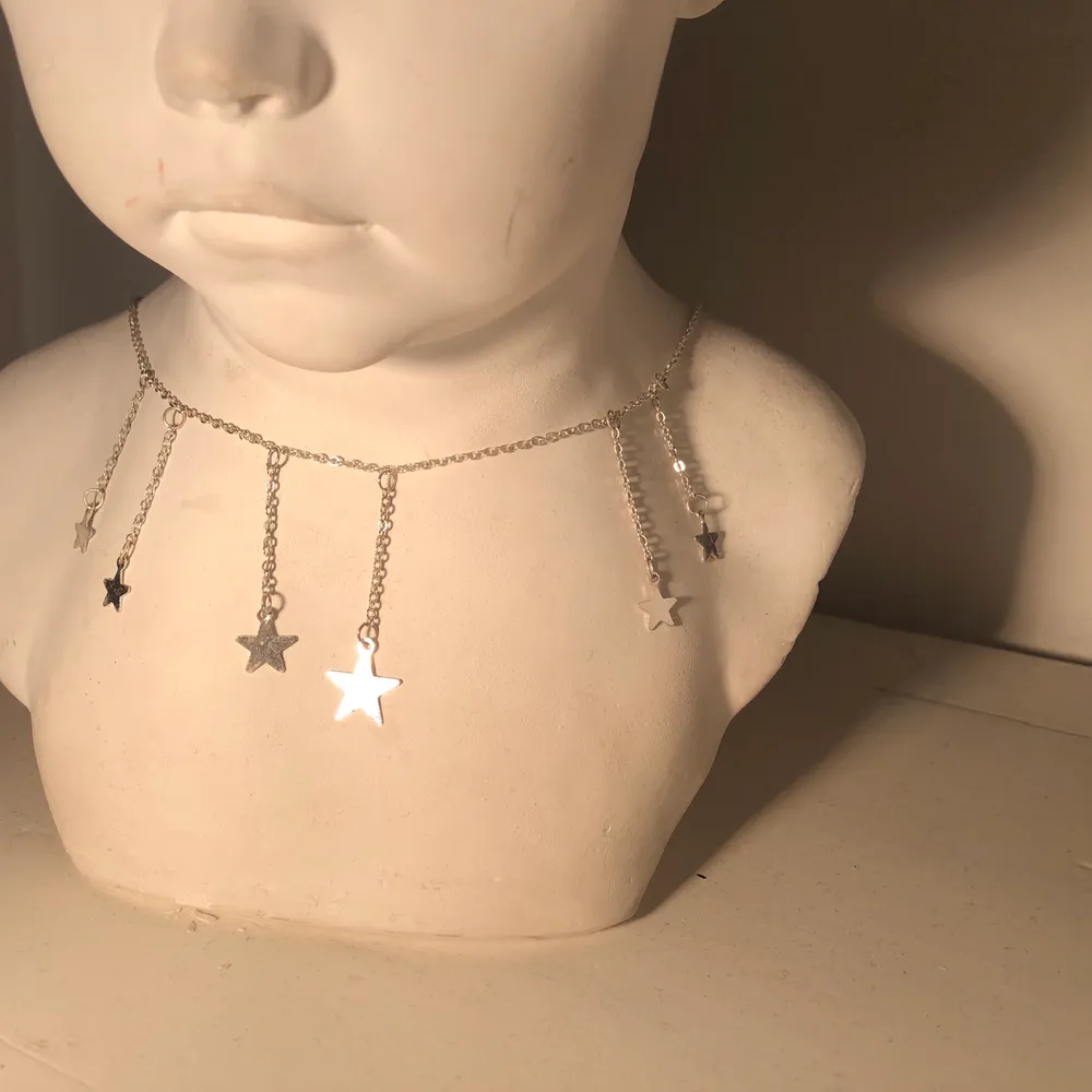Jättefint silver (inte äkta) halsband med stjärnor som jag fick men inte använt eftersom den inte riktigt är min stil på smycken🌟. Accessoarer.
