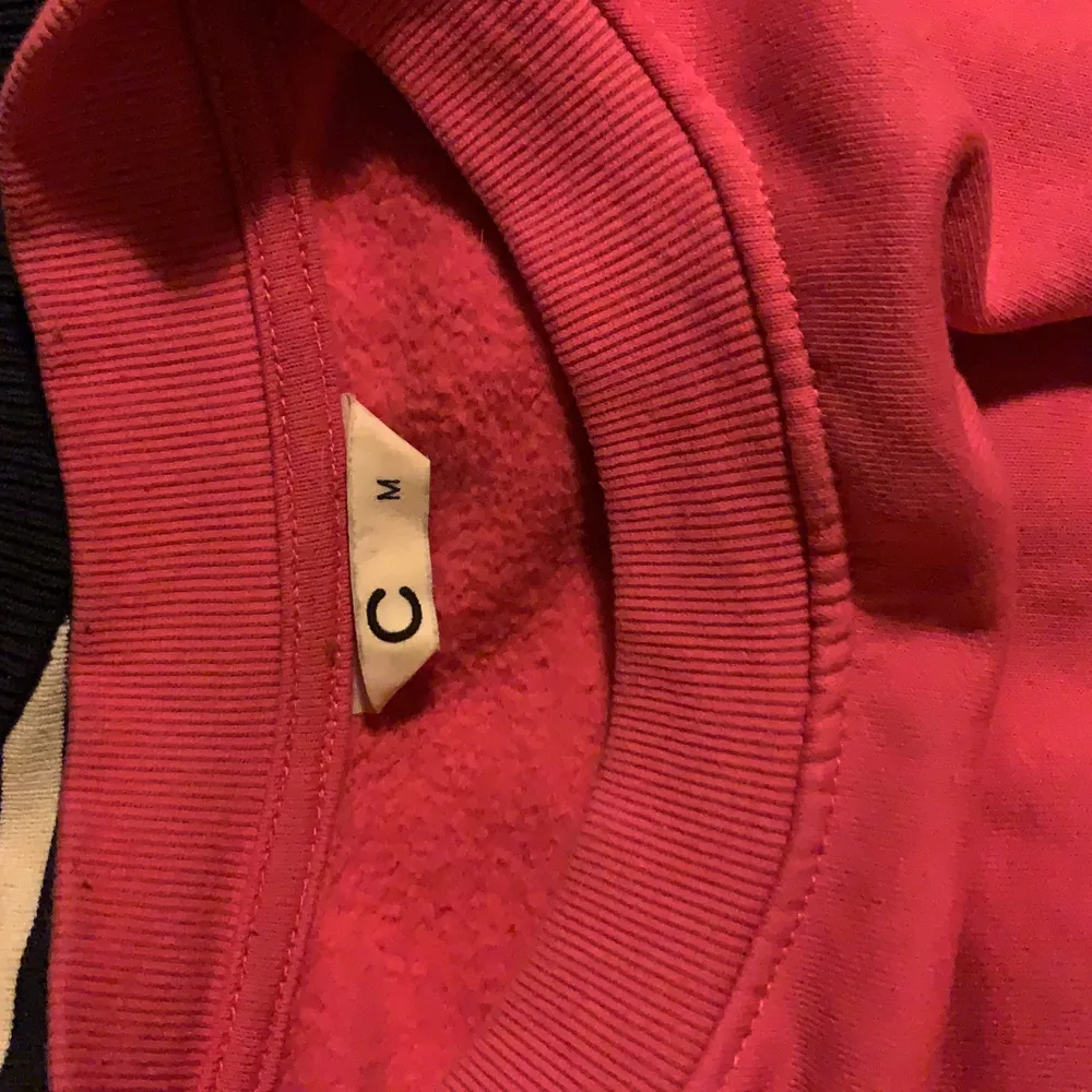 En sweatshirt i en superfin rosa färg! Färgen syns bäst på sista bilden. . Tröjor & Koftor.