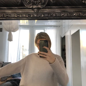 Stickad tröja - Ljusrosa stickad tröja med en polo krage från hm i storlek xs. Lite nopprig på vissa ställen men inte så farligt. Säljaren står för frakt. Står ej för postnords slarv🤎