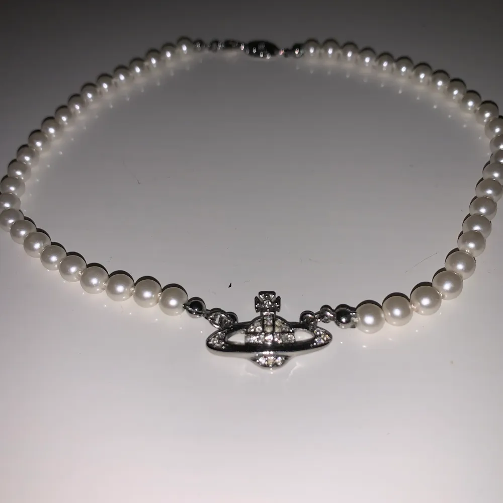 Ett superfint silverhalsband med pärlor från Vivienne Westwood. Det är inte äkta vad jag vet för köpte det på depop för 500kr men det är i perfekt skick så säljer det för 349kr inklusive frakt! Priset kan diskuteras ❤️ Är inte helt säker på att jag vill sälja det. 💕. Accessoarer.