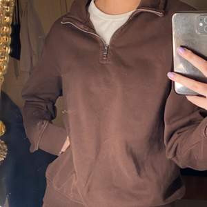 Jättefin brun hoodie från weekday förra året, i bra skick🤩 Priset är exklusive frakt (73kr) Budgivning i kommentarerna eftersom fler är intresserade, KÖP DIREKT FÖR 300kr!