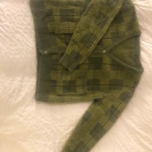 Unif dupe Pellucid - Unif dupe, en pellucid kofta. Köpt för 750 med frakt och till inräknat (den skickades från canada). passar en XS-S bäst skulle jag säga, men en M skulle dem nog också passa. Har använt den väldigt sparsamt, endast några gånger. budgivning i kommentarerna! höj med minst 10kr. budgivningen avslutas söndag 20:00. kom pm för bin pris!