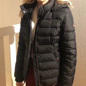 Tommy Hilfiger jacka - Tommy Hilfiger jacka välanvänd men i jättebra skick. Finns päls (fake päls) att sätta på men som jag valt att ta av och som jag nu inte hittar. Nypris 2599kr. Passformen är lite mer åt det figursydda hållet. Storlek XS-S. Vid budgivning höjs priset minst med 30kr exklusive frakten. Skicka privat för fler bilder❤️