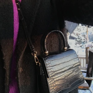 Handväska  - Säljer denna söta handväskan ifrån Mango!! Sparsamt använd. Avtagbart band. Gratis frakt!!