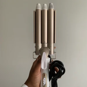 Locktång - Locktång som gör fint vågigt hår. Aldrig använd då jag egentligen 90% av tiden har flätor så aldrig kommit till användning. Man behöver nog en adapter för uttaget. 