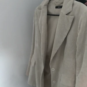 Manchester kappa/blazer - Jättefin blazer/kortare kappa i beige och manchester material, köpt på ginatricot förra hösten. Knappt använd! Storlek 38 men passar mig som är en 36 också. 150kr+frakt