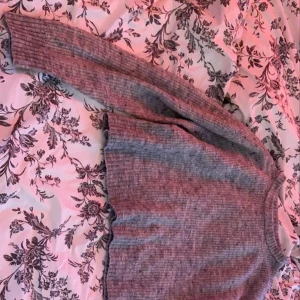 Grå stickad tröja - Grå stickad tröja ifrån hm 40kr+frakt
