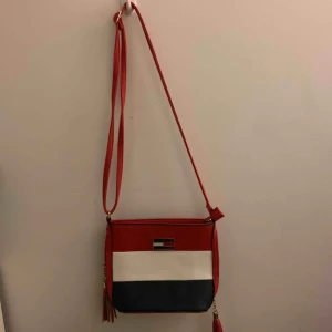  - säljer äkta tommy Hilfiger väska!! använd ett fåtal gånger!! kom med bra pris(: köparen står för frakten