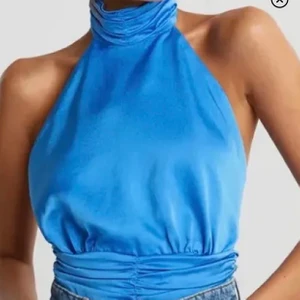 Gina tricot  - Intressekoll på mitt super fina blåa satin topp från Gina Tricot. Man knyter det i ryggen vilket är jättefint. Detta gör även att storleken går att anpassa. Mitt linne är i stl 38. Men jag är vanligtvis en stl 36. Själv har jag mellan stor byst och kan använda linnet utan bh utan att råka flasha. Linnet är helt slut sålt. Buda privat. Budgivningen avslutas 20/1 istället🥰🥰🥰❌högsta bud 350kr