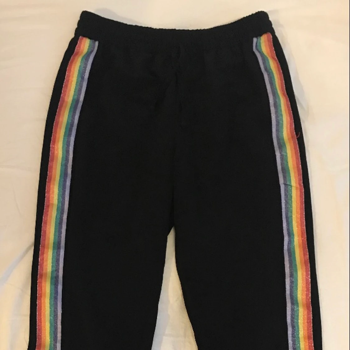 svarta byxor, regnbåge