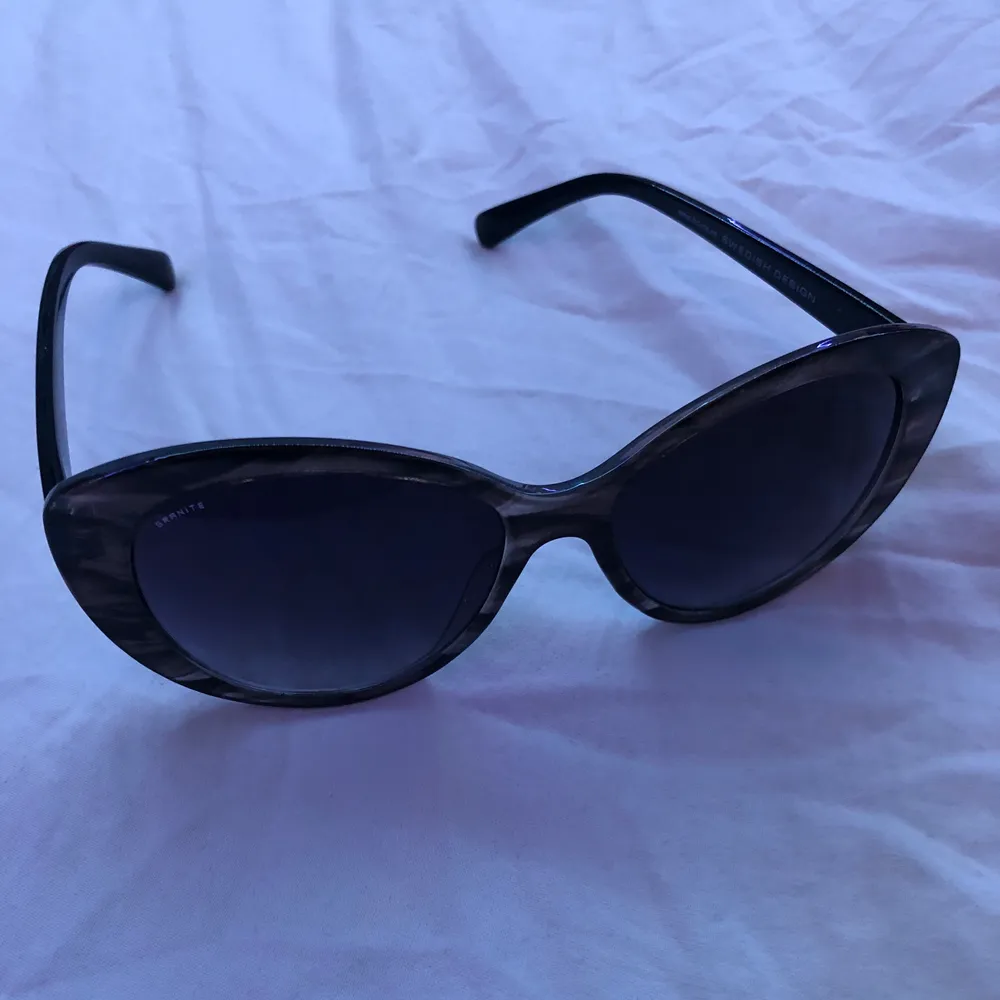 Säljer dessa super fina solglasögon för endast 50 kr + frakt💖💖 De är från granite och ger lite 2000 summer vibes!!!❤️ köparen står för frakten . Accessoarer.