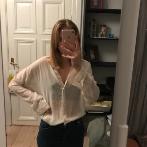 Skjorta - KOLLA ERBJUDANDET PÅ MIN SIDA!!!!                  Söt skjorta som går att ha instoppad eller utanför kläder från Bikbok. Har klippt bort storleken men jag brukar ha XS/S och den sitter lite stort!🥳