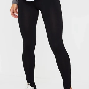 Slits leggings - Ett par fina leggings med prislapp på som jag satt så fint på men lite långa på mig för jag är 163cm.Är du runt 165 passar de perfekt😍