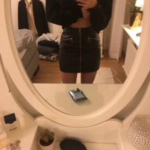 Läder/ skinn  kjol - Säljer denna supersnygga och supersköna kjol från shein använd Max två gånger men är i ny skick. Kommer inte till användning för mig och hoppas någon annan kan ha nytta för den. Köparen står för frakten:) 