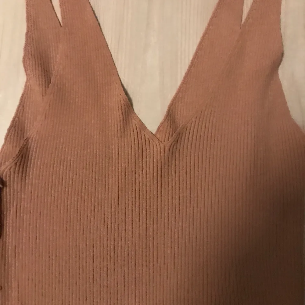 Gulligt ribbat linne i tjockt material. Från H&M, har tyvärr klippt av storlekslappen men linnet passar de flesta storlekar då det är väldigt stretchigt (jag har XS/S)!🥰. Toppar.