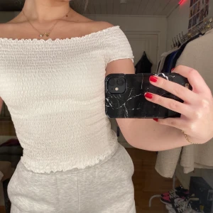Topp - Vit ribbad offshoulder topp🤍🤍