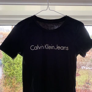 Calvin Klein T-shirt  - Storlek:s frakten ingår ej i priset. 