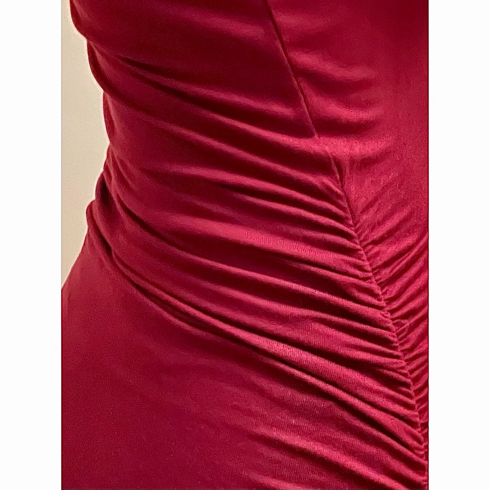 Röd midi-lång bodycon klänning från Zara, Storlek S. Köparen står för frakt:). Klänningar.