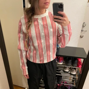 Acne studios tröja - Vad: Tröja från Acne studios. Material: bomull/poly. Strl: XS (jag har storlek S och den sitter perfekt på mig). Skick: Använd men inget att anmärka på.  