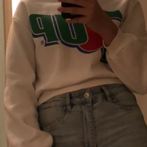Collegetröja - Vit collegetröja med 7up märke från H&M. Helt ok skick, lite noppig. Har inte använts så mycket. Säljer för att den inte är min stil längre. 60kr + frakt.