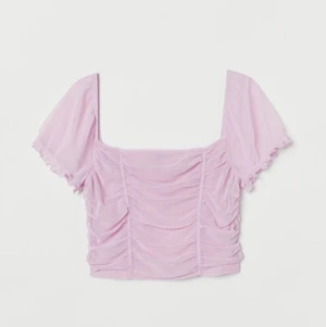 lila mesh crop top - ännu en super gullig lila crop top!! ändast använd 2-3 o köpt denhär sommarn. är i storleken S men själv är jag en M och den passar även mig underbart!!