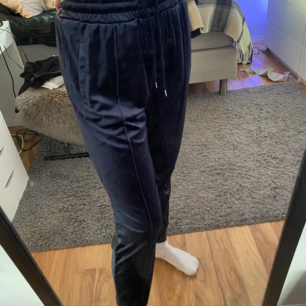 Mörkblått velvet set från monki i storlek S, fick den i julklapp men har aldrig använt då det är fel storlek för mig och jag redan har ett liknande set. Jeans & Byxor.