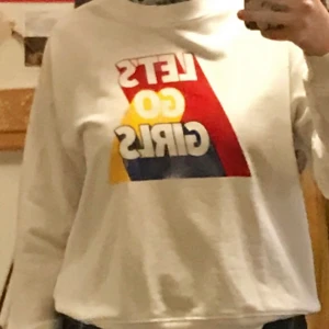 vit sweatshirt med tryck  - vit sweatshirt med tryck (”lets go girls”) från monki. väldigt gott skick, aldrig använd