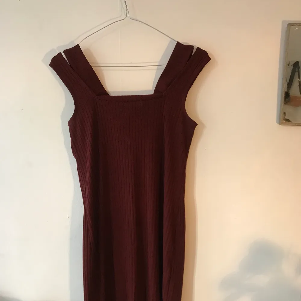 Vinröd ribbad klänning från Monki med fina band. Se bild 2. Sparsamt använd. Köpare står för frakt:). Klänningar.