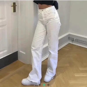 zara jeans - säljer dessa vita jeans från zara i strl 36, köpte på plick men var lite för stora för mig. inte mina bilder men byxorna ser exakt likadana ut! buda i kommentarerna