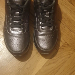 Bruna skor - Bruna glitrande härliga skor i jättefint skick. Säljer dem för att de har blivit för liten, tyvärr, annars tror jag inte att jag skulle tänka av att sälja dem. Verkligen jättestylish och fina💖