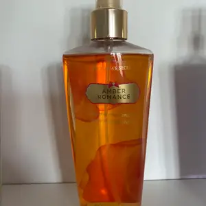 En oanvänd Victoria secret (250ml) i doften Amber Romance. Tillkommer frakt 