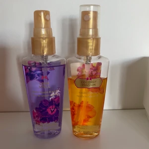 Victoria Secret  - 2 st Victoria Secret bodymist 60 ml. En doftar Love Spell (oanvänd) och en doftar Coconut Passion (lite mer använd). Frakt tillkommer.