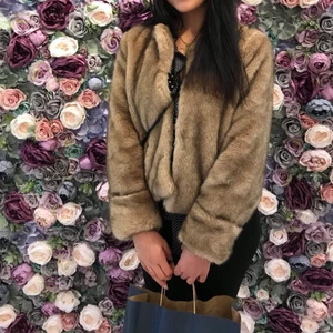 Pälsjacka från zara - En beige/brun färgad pälsjacka från zara, i storlek S. Jätte mysig, använd flertalets gånger men fortfarande lika fin och fräsch. 