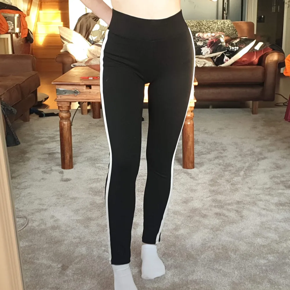 Sköna svarta leggings från Gina i strl S. Säljer då dem inte längre används, i bra skick. Säljer för 60 kr, köpare står för frakt. ❤️ . Jeans & Byxor.
