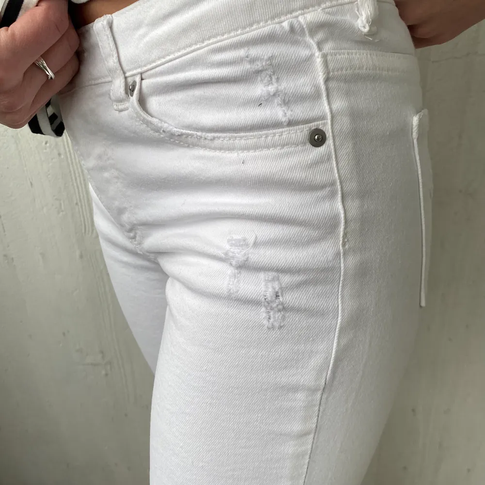 Mini ”ripped” vit byxa(ankel-längd) från hm. Stretch. Storlek 36. Små slitningar på ”höft” och knä. Endast använda vid ett tillfälle. Tar Swish. Jag står för frakt😊. Jeans & Byxor.